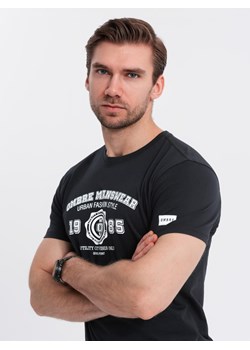 Męski bawełniany t-shirt z nadrukiem w stylu college – czarny V2 OM-TSPT-0137 ze sklepu ombre w kategorii T-shirty męskie - zdjęcie 179377083
