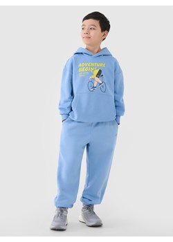 Chłopięce spodnie dresowe joggery 4F 4FJASAW24TTROM1404 - niebieskie ze sklepu Sportstylestory.com w kategorii Spodnie chłopięce - zdjęcie 179396840