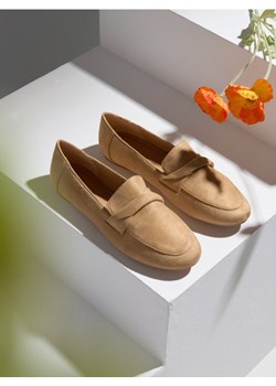 Sinsay - Loafersy z imitacji zamszu - beżowy ze sklepu Sinsay w kategorii Mokasyny damskie - zdjęcie 179429694