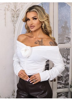 MARSZCZONA BLUZKA Z ODKRYTYMI RAMIONAMI I RÓŻĄ NA DEKOLCIE- BIAŁA ze sklepu olika.com.pl w kategorii Bluzki damskie - zdjęcie 179433771