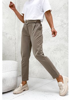 SPODNIE BAWEŁNIANE ONESIZE CARROT Z PASKIEM- BRĄZOWE ze sklepu olika.com.pl w kategorii Spodnie damskie - zdjęcie 179433791