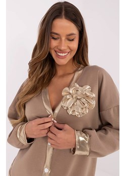 Beżowa rozpinana bluza damska z kwiatem MI-BL-61789.24, Kolor ciemny beżowy, Rozmiar uniwersalny, ITALY MODA ze sklepu Primodo w kategorii Bluzy damskie - zdjęcie 179456663