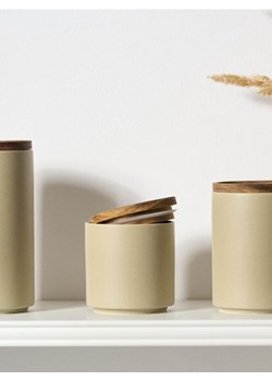 Sinsay - Ceramiczny pojemnik do przechowywania z drewnianą pokrywką - kremowy ze sklepu Sinsay w kategorii Pojemniki kuchenne - zdjęcie 179484714