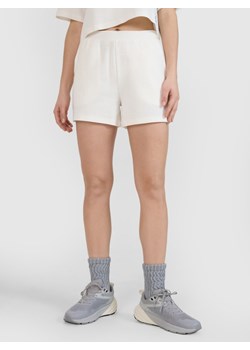 Damskie spodenki dresowe 4F 4FWSS25TSHOF531 - białe ze sklepu Sportstylestory.com w kategorii Szorty - zdjęcie 179485203