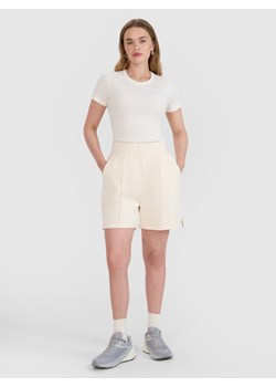 Damskie spodenki dresowe 4F 4FRSS25TSHOF731 - białe ze sklepu Sportstylestory.com w kategorii Szorty - zdjęcie 179485591