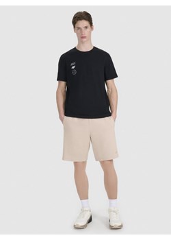 Męskie spodenki casual 4F 4FRSS25TSHOM746 - beżowe ze sklepu Sportstylestory.com w kategorii Spodenki męskie - zdjęcie 179633110