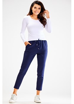 Spodnie typu joggers z wiązaniem w pasie - granatowe - id: 2025342 - marki AWAMA - 179651483 Spodnie typu joggers z wiązaniem w pasie - granatowe ze sklepu Cudmoda w kategorii Spodnie damskie - zdjęcie 179651483