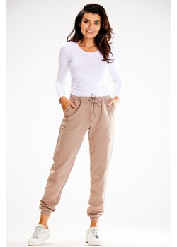 Spodnie typu joggers z kieszeniami - latte ze sklepu Cudmoda w kategorii Spodnie damskie - zdjęcie 179651504