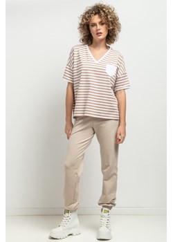 Luźny t-shirt z dekoltem V - biało-beżowy ze sklepu Cudmoda w kategorii Bluzki damskie - zdjęcie 179651930