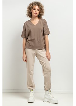 Luźny t-shirt z dekoltem V - cappuccino ze sklepu Cudmoda w kategorii Bluzki damskie - zdjęcie 179651933