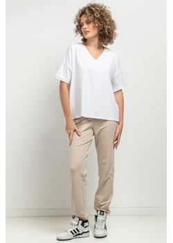 Luźny t-shirt z dekoltem V - biały ze sklepu Cudmoda w kategorii Bluzki damskie - zdjęcie 179651934