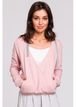 Bluza z kapturem i przodem na zakładkę - pudrowa ze sklepu Cudmoda w kategorii Bluzy damskie - zdjęcie 179652411