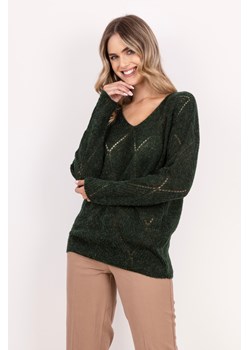 Sweter ażurowy z dekoltem w serek – zielony ze sklepu Cudmoda w kategorii Swetry damskie - zdjęcie 179654010