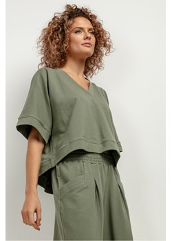 Szeroka bluza z krótkim rękawem i dekoltem V - zielona ze sklepu Cudmoda w kategorii Bluzy damskie - zdjęcie 179654542