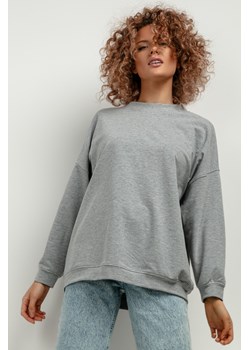 Szeroka bluza damska z długimi rękawami - jasnoszara ze sklepu Cudmoda w kategorii Bluzy damskie - zdjęcie 179654550
