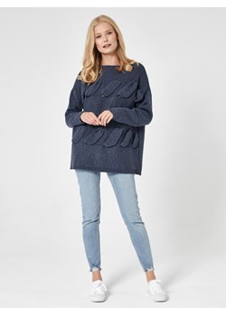 Sweter z przestrzennym splotem - granatowy ze sklepu Cudmoda w kategorii Swetry damskie - zdjęcie 179655254