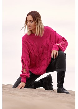 Sweter z dziurami na rękawach - fuksja ze sklepu Cudmoda w kategorii Swetry damskie - zdjęcie 179655903