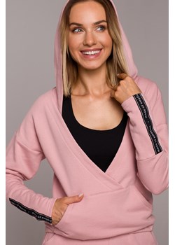 Bluza z kieszenią kangurek i kapturem - pudrowa ze sklepu Cudmoda w kategorii Bluzy damskie - zdjęcie 179656003