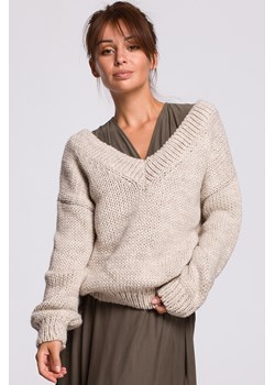 Sweter z dekoltem V - beżowy ze sklepu Cudmoda w kategorii Swetry damskie - zdjęcie 179656031