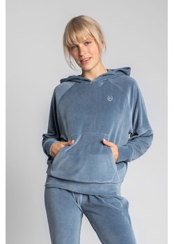 Welurowa bluza z nietoperzowymi rękawami - niebieska ze sklepu Cudmoda w kategorii Bluzy damskie - zdjęcie 179656323