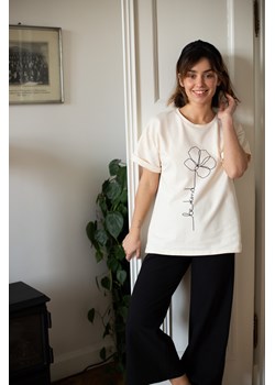 Klasyczny t-shirt z nadrukiem - śmietankowy ze sklepu Cudmoda w kategorii Bluzki damskie - zdjęcie 179656634