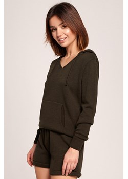 Sweter z kapturem i kieszenią kangurek - khaki ze sklepu Cudmoda w kategorii Swetry damskie - zdjęcie 179656764