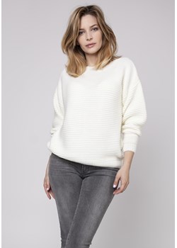 Sweter oversize z dekoltem w łódkę - ecru ze sklepu Cudmoda w kategorii Swetry damskie - zdjęcie 179656773