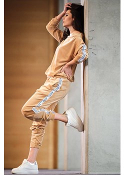 Welurowa bluza z lampasami - beżowa ze sklepu Cudmoda w kategorii Bluzy damskie - zdjęcie 179656923