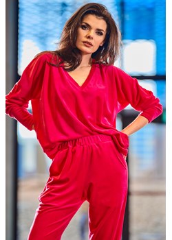 Luźna bluza welurowa z dekoltem V - różowa ze sklepu Cudmoda w kategorii Bluzy damskie - zdjęcie 179656953