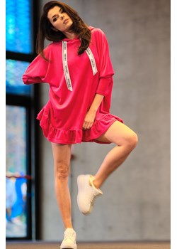 Welurowa bluza oversize z falbanką - różowa ze sklepu Cudmoda w kategorii Bluzy damskie - zdjęcie 179656961
