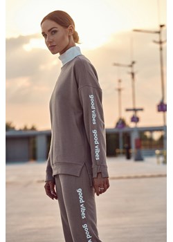 Bluza damska z logo good vibes - cappuccino ze sklepu Cudmoda w kategorii Bluzy damskie - zdjęcie 179657090