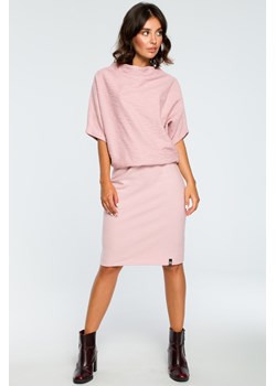 Dopasowana sukienka z górą kimono - pudrowa ze sklepu Cudmoda w kategorii Sukienki - zdjęcie 179657141