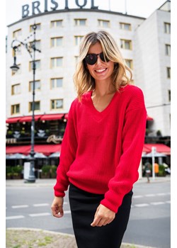 Sweter z dekoltem w serek - czerwony ze sklepu Cudmoda w kategorii Swetry damskie - zdjęcie 179657164