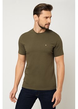T-shirt męski pod marynarkę - khaki ze sklepu Cudmoda w kategorii T-shirty męskie - zdjęcie 179657282
