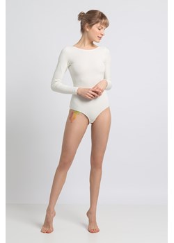 Body prążkowane z długimi rękawami - białe OUTLET ze sklepu Cudmoda w kategorii Body damskie - zdjęcie 179657534