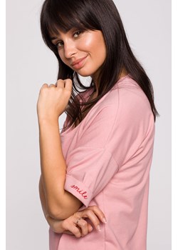 T-shirt oversize z okrągłym dekoltem - różowy OUTLET ze sklepu Cudmoda w kategorii Bluzki damskie - zdjęcie 179657542
