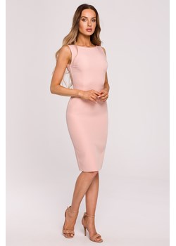 Elegancka dopasowana midi sukienka z łańcuszkiem na plecach - pudrowa ze sklepu Cudmoda w kategorii Sukienki - zdjęcie 179657664