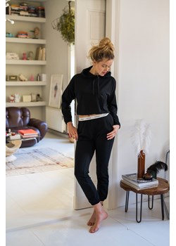 Spodnie typu joggers z logowaną gumą - czarne ze sklepu Cudmoda w kategorii Spodnie damskie - zdjęcie 179657834