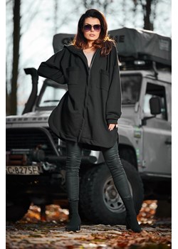 Luźna bluza z kapturem i kieszeniami - czarna ze sklepu Cudmoda w kategorii Bluzy damskie - zdjęcie 179657922