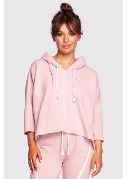 Bluza o luźnym kroju z kapturem - pudrowa ze sklepu Cudmoda w kategorii Bluzy damskie - zdjęcie 179658282