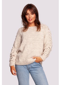 Sweter z warkoczowym splotem na rękawach - beżowy ze sklepu Cudmoda w kategorii Swetry damskie - zdjęcie 179658350