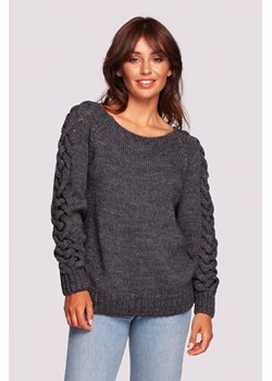 Sweter z warkoczowym splotem na rękawach - szary ze sklepu Cudmoda w kategorii Swetry damskie - zdjęcie 179658351