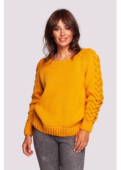 Sweter z warkoczowym splotem na rękawach - miodowy ze sklepu Cudmoda w kategorii Swetry damskie - zdjęcie 179658352