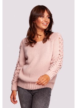 Sweter z warkoczowym splotem na rękawach - różowy ze sklepu Cudmoda w kategorii Swetry damskie - zdjęcie 179658353