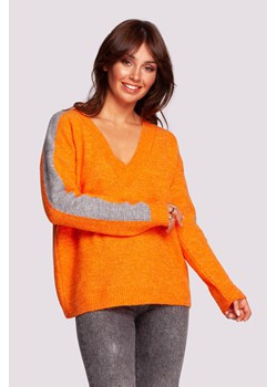 Sweter z kontrastowymi lampasami - jasnopomarańczowy ze sklepu Cudmoda w kategorii Swetry damskie - zdjęcie 179658360