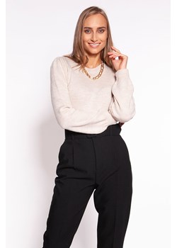 Dopasowany sweter z bufkami na ramionach - beżowy ze sklepu Cudmoda w kategorii Swetry damskie - zdjęcie 179658543