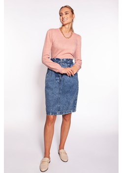 Dopasowany sweter z bufkami na ramionach - różowy ze sklepu Cudmoda w kategorii Swetry damskie - zdjęcie 179658544