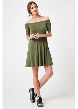 Sukienka z odkrytymi ramionami - khaki ze sklepu Cudmoda w kategorii Sukienki - zdjęcie 179659284