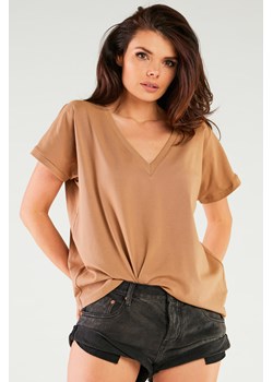 Obszerny t-shirt z dekoltem V - beżowy ze sklepu Cudmoda w kategorii Bluzki damskie - zdjęcie 179659413