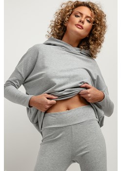 Luźna bluza damska o obszernym kroju - jasnoszara ze sklepu Cudmoda w kategorii Bluzy damskie - zdjęcie 179659653